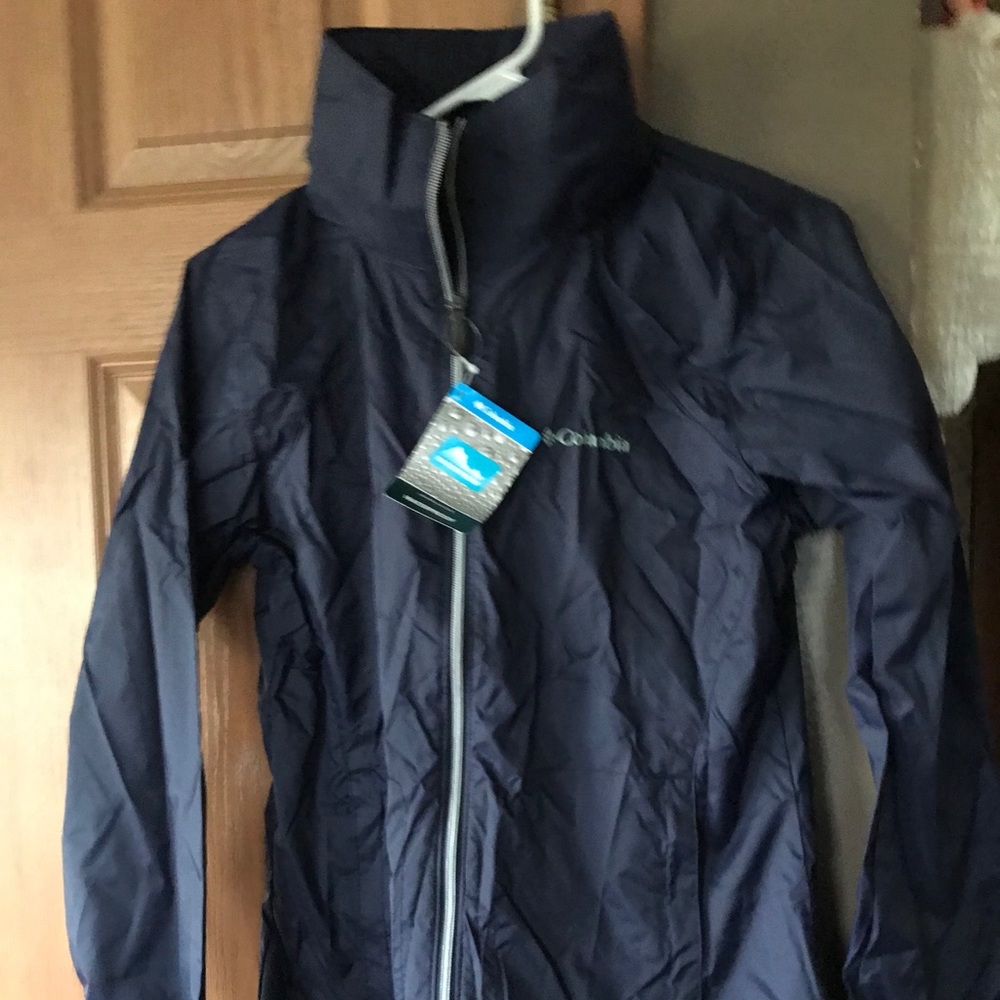 Woman’s Columbia rain jacket(navy).
